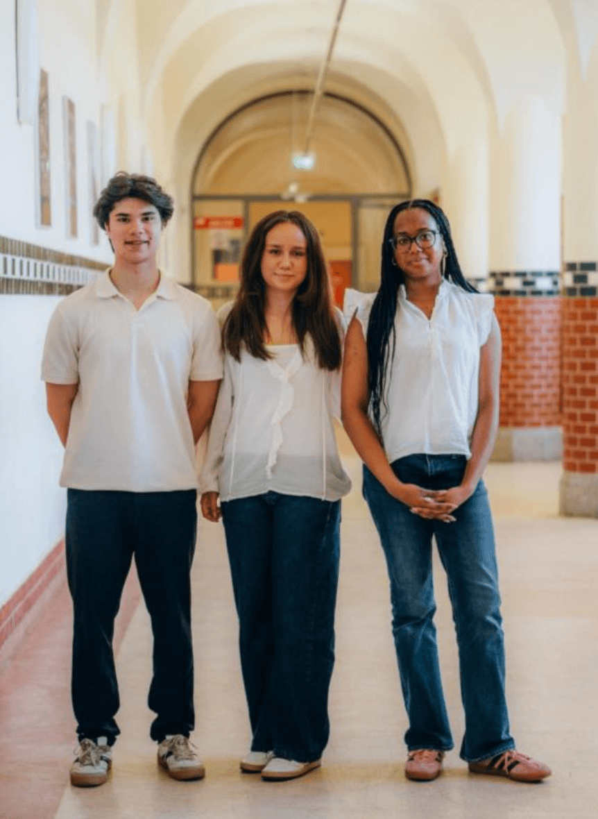 Salvador, Mariam und Blanca im Schulflur